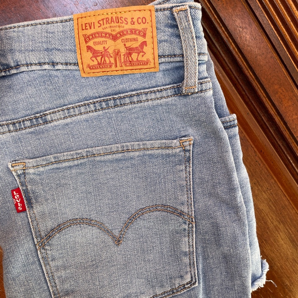 High wasted Levis shorts.